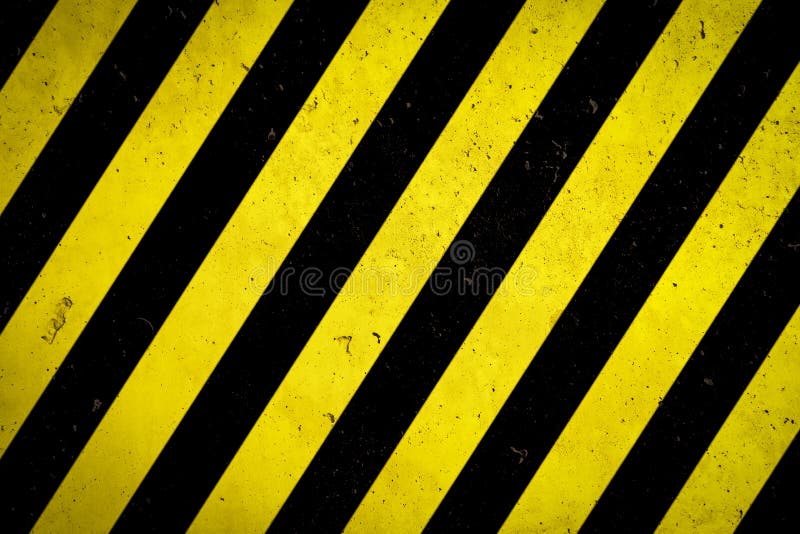 Gefahrenzone: Warnzeichen gelb und schwarze Streifen gemalt über grober Fassade der Betonmauer mit Löchern und Unvollkommenheitsb