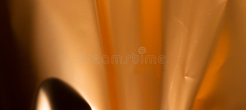 Gefaltene Goldfolie mit sichtbaren Details. Hintergrund oder Textur