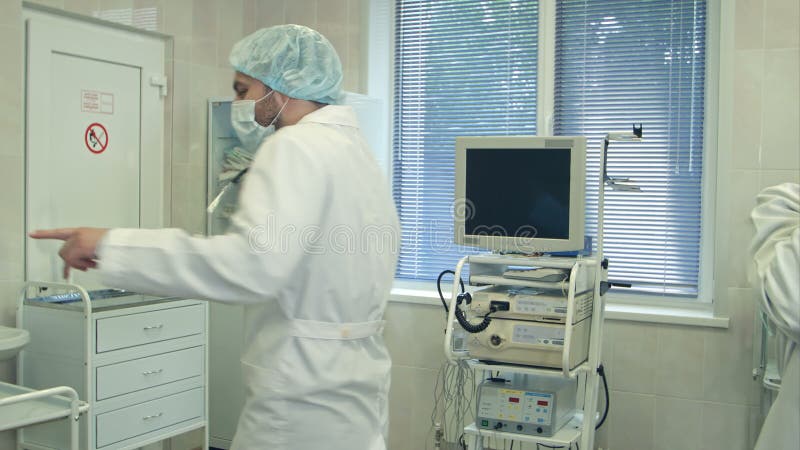 Gefeliciteerd medisch dokter dansen op een grappige manier