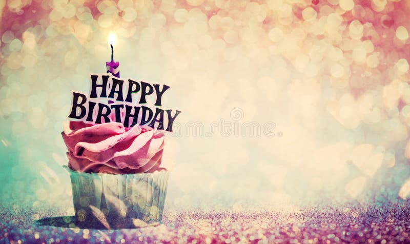 Gefeliciteerd met je verjaardag cupcake op de gloeiende kleurige achtergrond