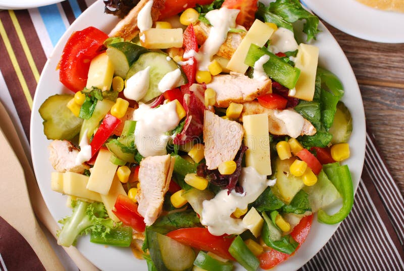 Geflügelsalat Mit Käse Und Gemüse Stockfoto - Bild von aperitif, bunt ...