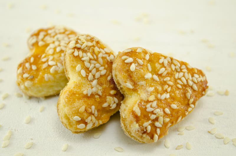 Geformte Cracker des salzigen Herzens stockbild Geformte Cracker des salzigen Herzens stockbild