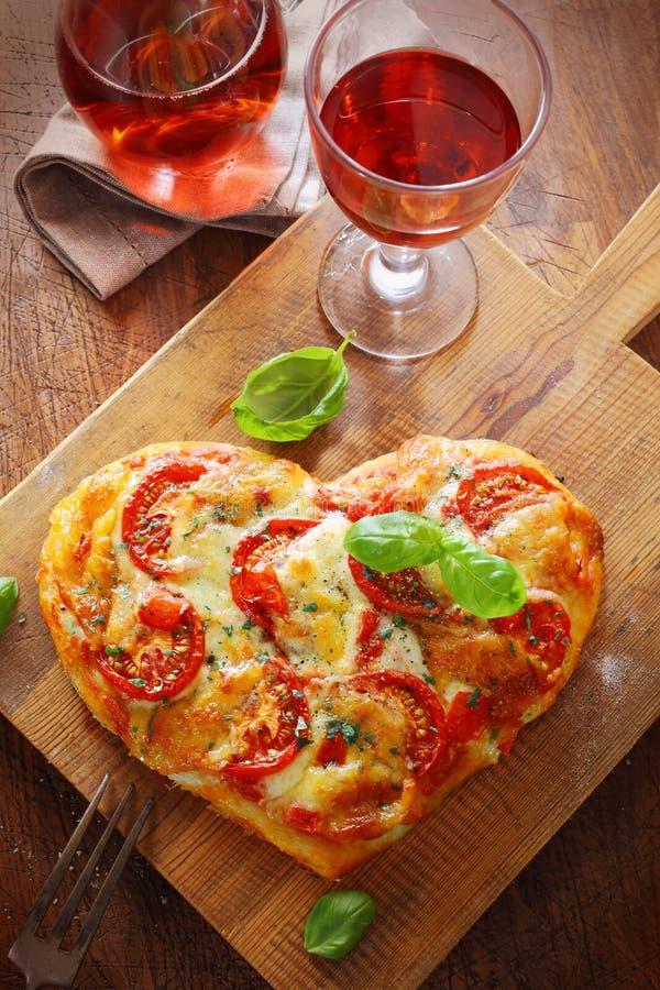 Herz Formte Pizza Mit Pepperonis, Tomaten Und Stockbild - Bild von ...