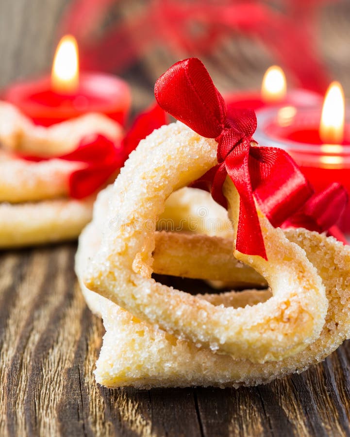 Geformte Plätzchen Des Herzens Mit Rotem Band Stockfoto ...
