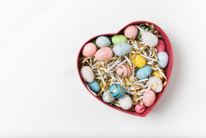 Geformter Feld des AdR mit bunten Feiertagseiern. Draufsicht des weißen Hintergrund. fröhliche Ostern lizenzfreie stockfotos