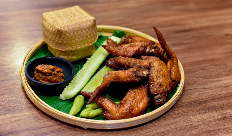 Gefrituurde kippenvleugel met het onderdompelen van saus royalty-vrije stock foto's