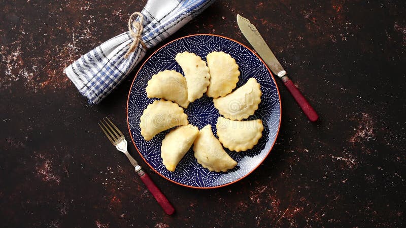 Gefrituurde poetsmiddelbollen met vlees het vullen