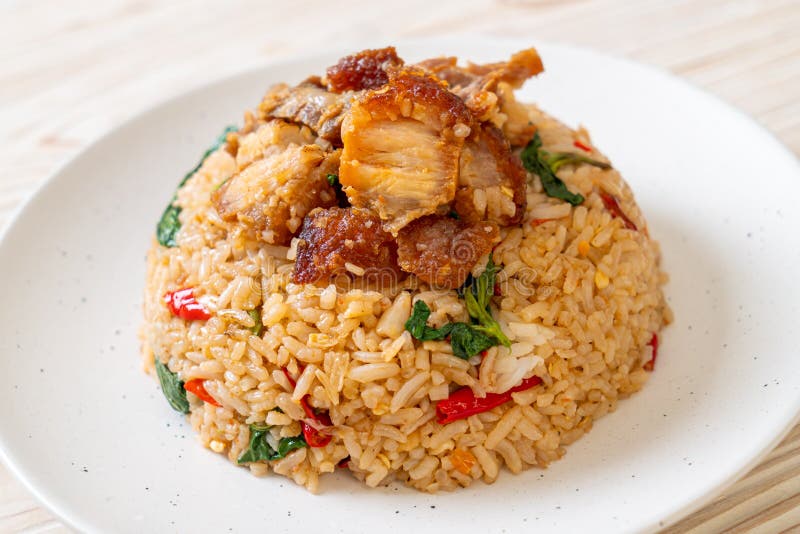 Gefrituurde rijst met thaise basilicum en knapperig buikvarkensvlees