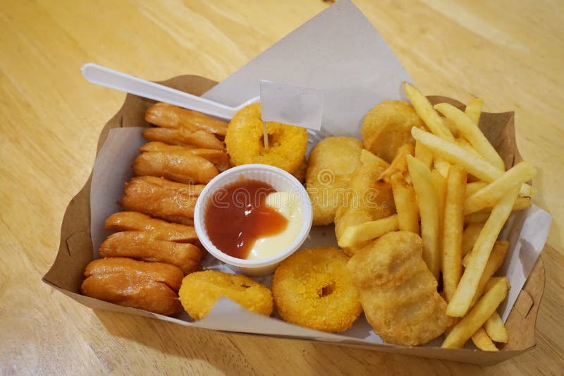 Gefrituurde snack met saus friet en worst royalty-vrije stock foto's