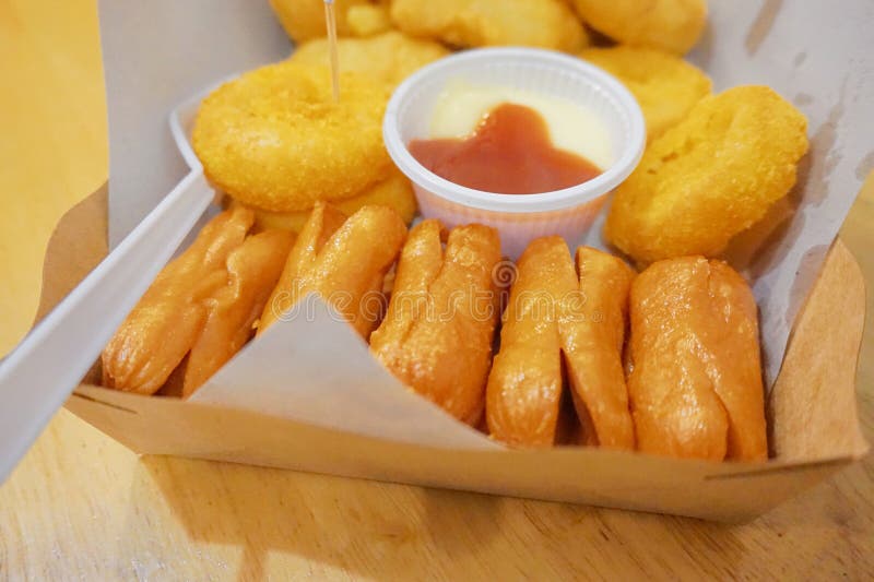 Gefrituurde snack met saus friet en worst royalty-vrije stock foto's