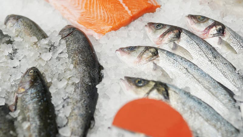 Gefrorene Fische in den Kästen im Supermarkt oder im Speicher lizenzfreie stockbilder Gefrorene Fische in den Kästen im Supermarkt oder im Speicher lizenzfreie stockbilder