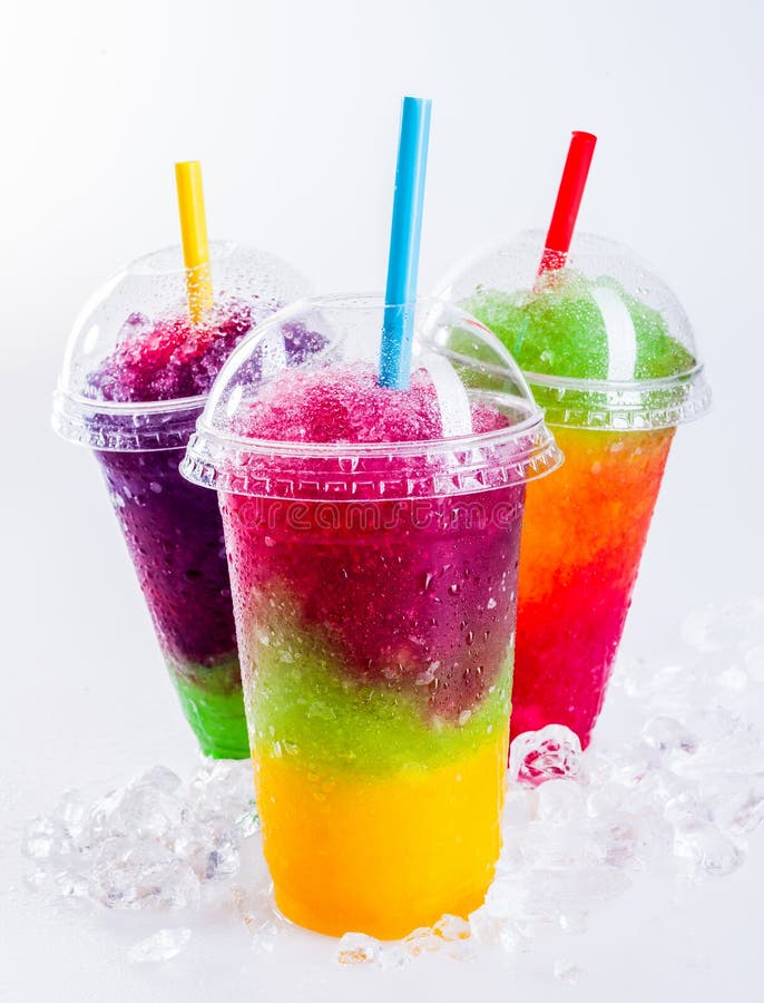 Gefrorene Regenbogen-Schlamm-Getränke, die auf Eis kühlen