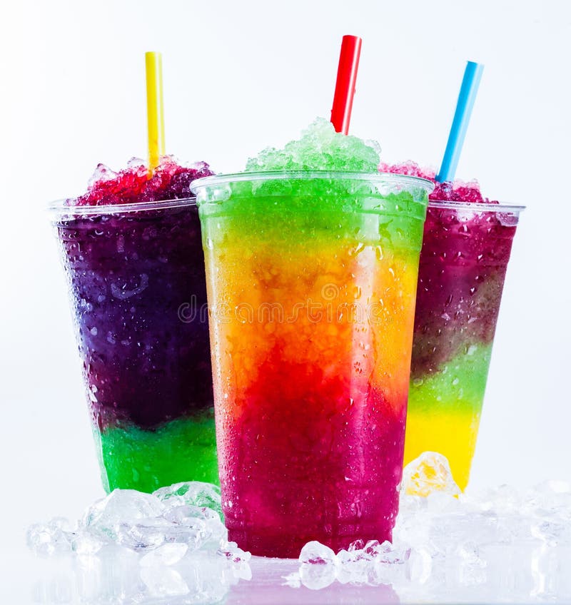 Gefrorene Regenbogen-Schlamm-Getränke, die auf Eis kühlen