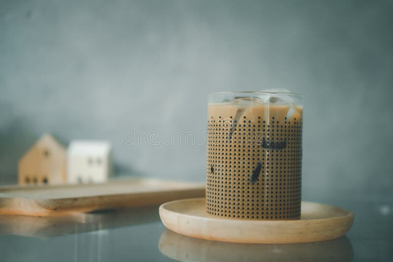 Gefrorenen Kaffee im Miniglas auf hölzernen Gericht lizenzfreie stockfotografie