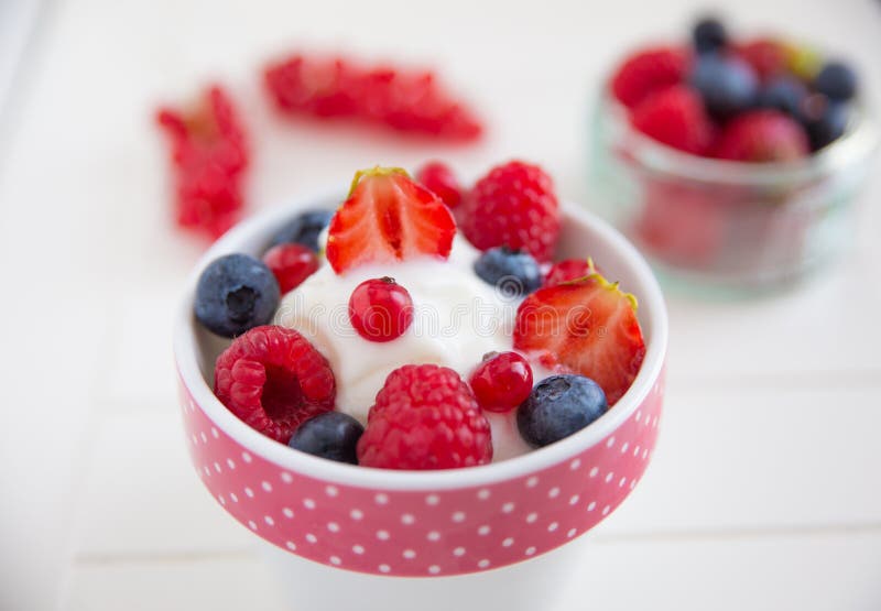 Gefrorener Jogurt mit frischen Beeren stockfotos Gefrorener Jogurt mit frischen Beeren stockfotos