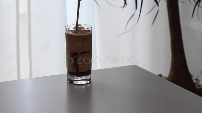 Gefrorener Kaffee mit Milch- und Schokoladensirup lizenzfreie stockfotos Gefrorener Kaffee mit Milch- und Schokoladensirup lizenzfreie stockfotos