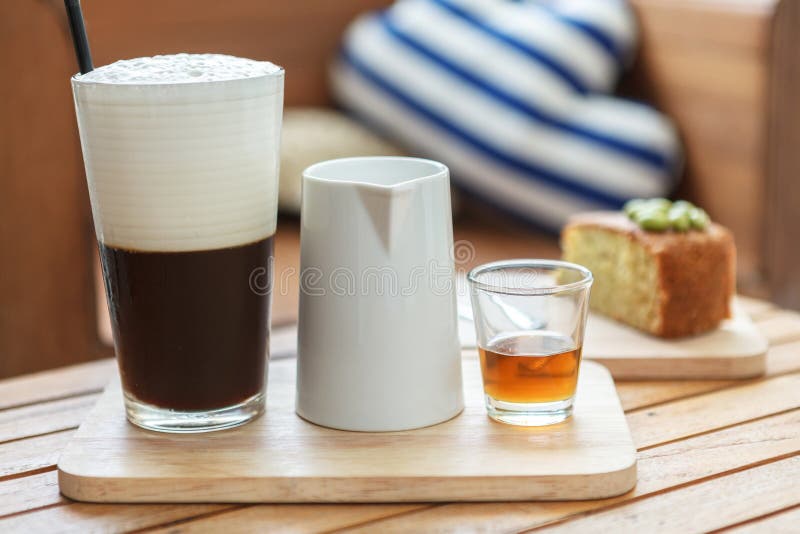 Gefrorener Kaffee mit Milch und Sirup stockbilder Gefrorener Kaffee mit Milch und Sirup stockbilder