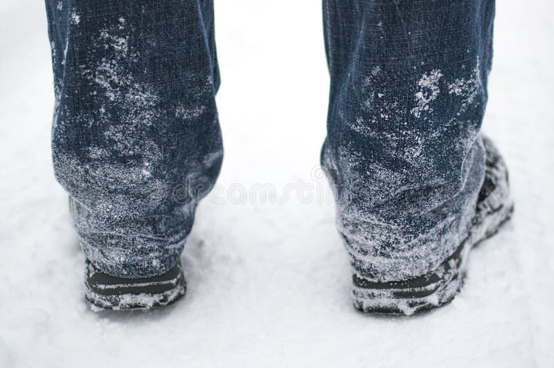 Gefrorener Schnee auf Jeans und schwarzen Stiefeln eines Mannes im Winter, hintere Ansicht stockfotografie Gefrorener Schnee auf Jeans und schwarzen Stiefeln eines Mannes im Winter, hintere Ansicht stockfotografie