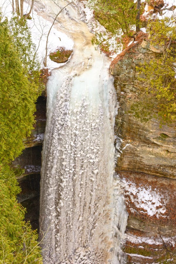 Gefrorener Wasserfall im Winter lizenzfreie stockbilder Gefrorener Wasserfall im Winter lizenzfreie stockbilder