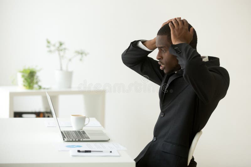Gefrustreerd Afrikaans Amerikaans het faillissementsnieuws van het lezingsbedrijf stock afbeelding Gefrustreerd Afrikaans Amerikaans het faillissementsnieuws van het lezingsbedrijf stock afbeelding