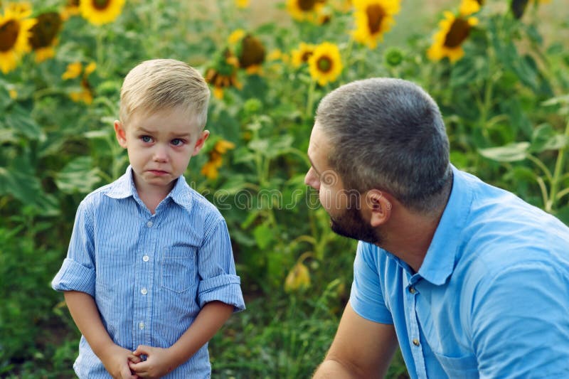 Gefrustreerd, de zoon en de vader Het conflict van de familie stock fotografie Gefrustreerd, de zoon en de vader Het conflict van de familie stock fotografie