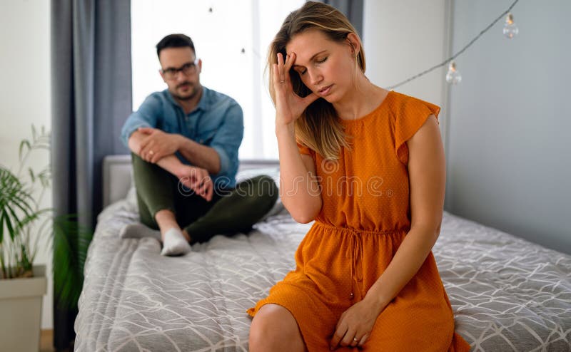 Gefrustreerd jong koppel dat ruzie maakt en huwelijksproblemen heeft. begrip echtscheidingsconflict