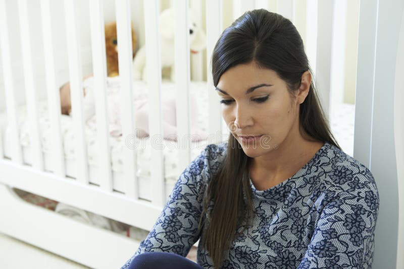 Gefrustreerde Moeder die aan Postnatal depression lijden royalty-vrije stock foto Gefrustreerde Moeder die aan Postnatal depression lijden royalty-vrije stock foto