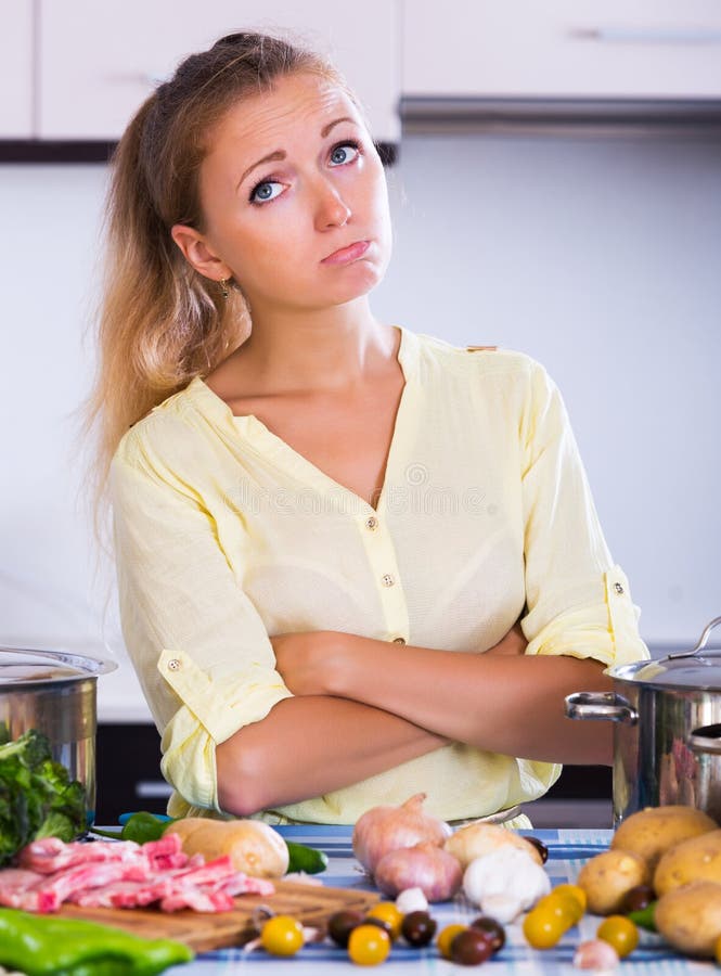 Gefrustreerde vrouw die ingrediënten bekijken royalty-vrije stock foto's Gefrustreerde vrouw die ingrediënten bekijken royalty-vrije stock foto's