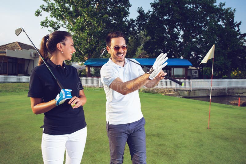 Gefühl des glücklichen Paars glücklich nach Golfspiel lizenzfreies stockbild Gefühl des glücklichen Paars glücklich nach Golfspiel lizenzfreies stockbild