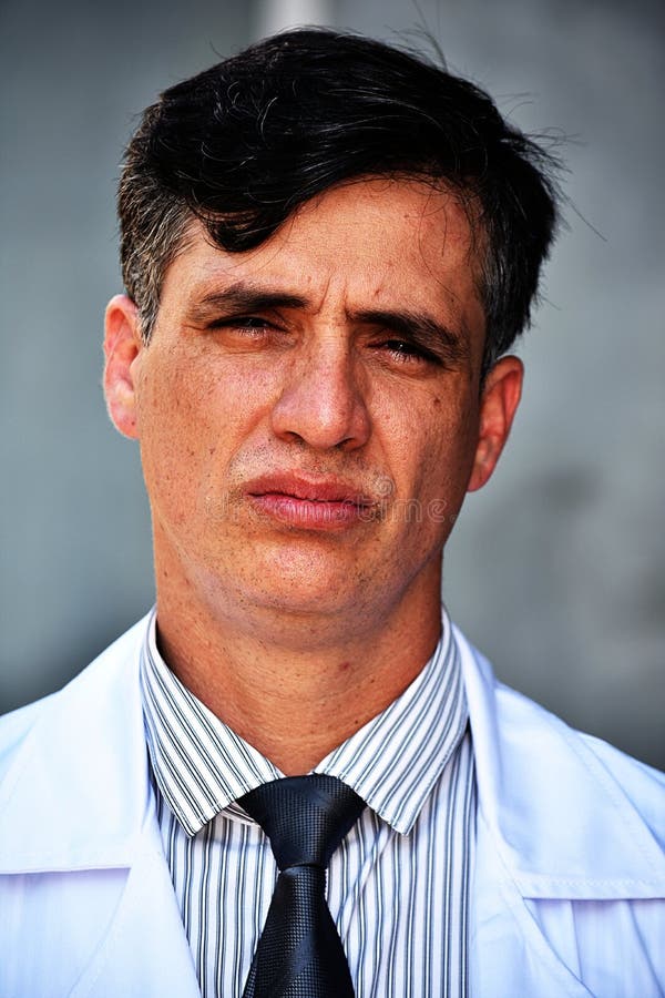 Gefühlloser intelligenter männlicher Doktor With Tablet lizenzfreie stockbilder Gefühlloser intelligenter männlicher Doktor With Tablet lizenzfreie stockbilder