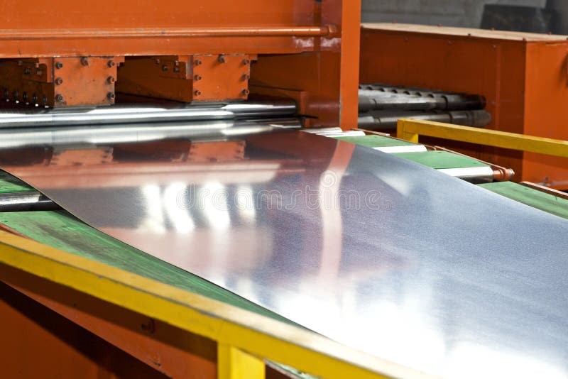 Gegalvaniseerd blad in de machine voor verdere verwerking stock foto Gegalvaniseerd blad in de machine voor verdere verwerking stock foto