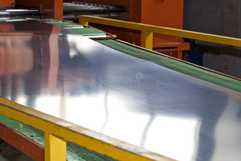 Gegalvaniseerd blad in de machine voor verdere verwerking stock afbeeldingen Gegalvaniseerd blad in de machine voor verdere verwerking stock afbeeldingen