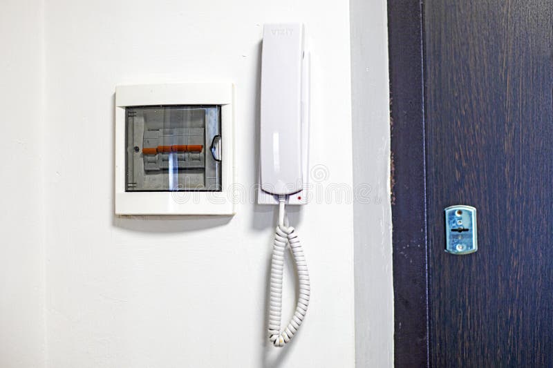 Gegensprechanlage mit einem Netzteil für Spannungsregulierung stockfotografie