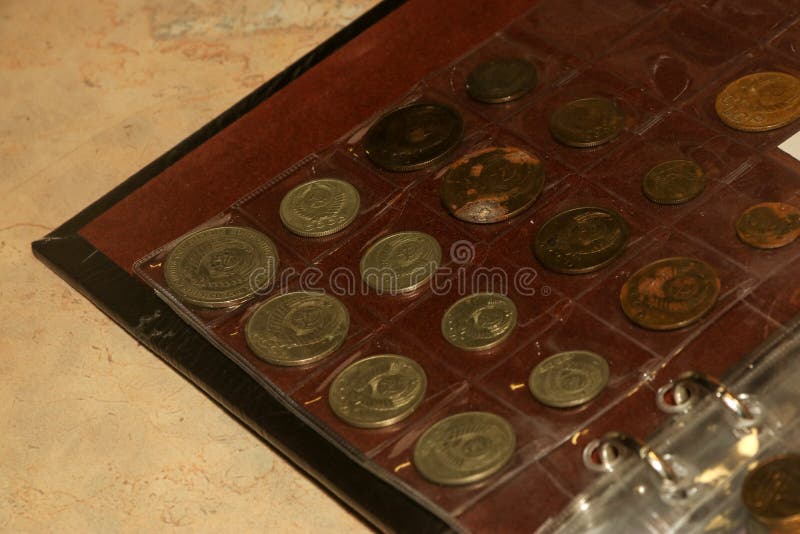 Gegenstücck der alten die Sowjetunions-Münzsammlung im numismatischen Album lizenzfreies stockfoto Gegenstücck der alten die Sowjetunions-Münzsammlung im numismatischen Album lizenzfreies stockfoto