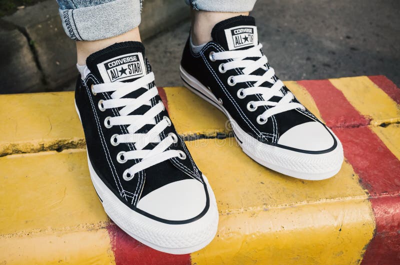 Gegenteiliges schwarzes Segeltuch Chuck Taylor All-Stars stockfoto Gegenteiliges schwarzes Segeltuch Chuck Taylor All-Stars stockfoto