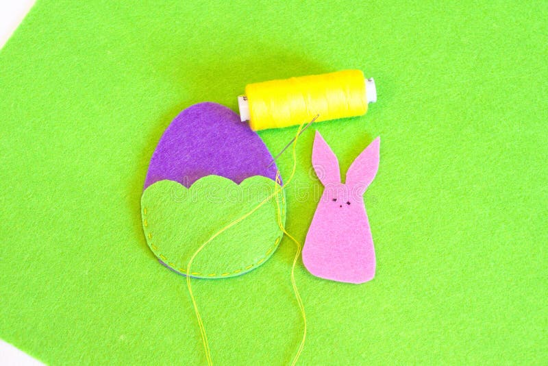 Geglaubtes Osterei und Häschenverzierung Wie man handgemachte Ostern-Verzierung macht Nähendes Handwerkskonzept Kindernähen jobst lizenzfreie stockfotografie Geglaubtes Osterei und Häschenverzierung Wie man handgemachte Ostern-Verzierung macht Nähendes Handwerkskonzept Kindernähen jobst lizenzfreie stockfotografie