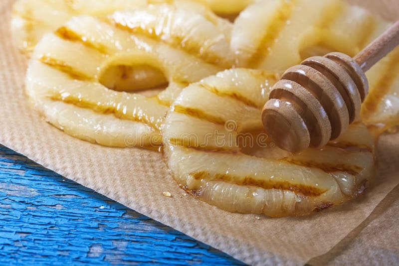 Gegrillte Ananasscheiben Mit Honig Stockfoto - Bild von ananas, essen ...