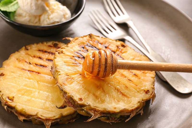 Gegrillte Ananasscheiben Mit Honig Stockfoto - Bild von feinschmecker ...