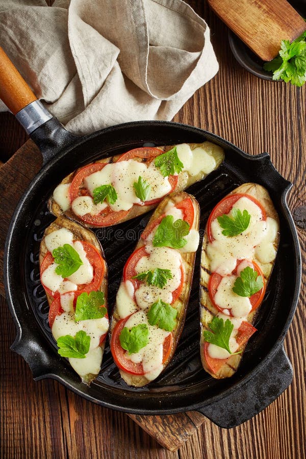 Gegrillte Auberginen auf dem Kochen der Wanne stockbild Gegrillte Auberginen auf dem Kochen der Wanne stockbild