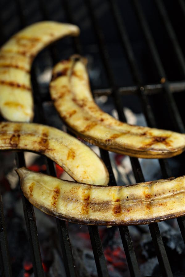 Gegrillte Bananen Mit Sirup Auf Weißem Backg Stockbild - Bild von ...