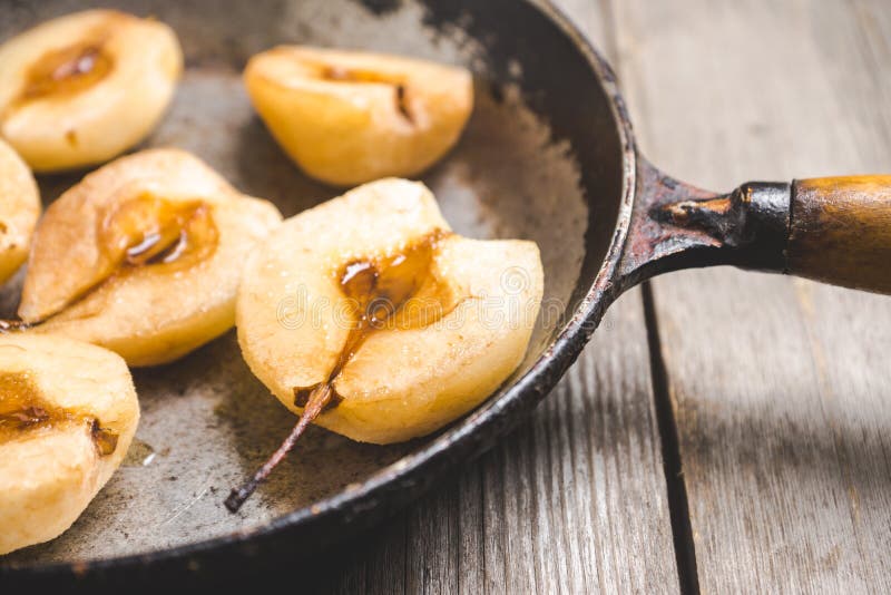 Gegrillte Birnen Mit Zimt Und Honig Auf Dem Rustikalen Hintergrund ...