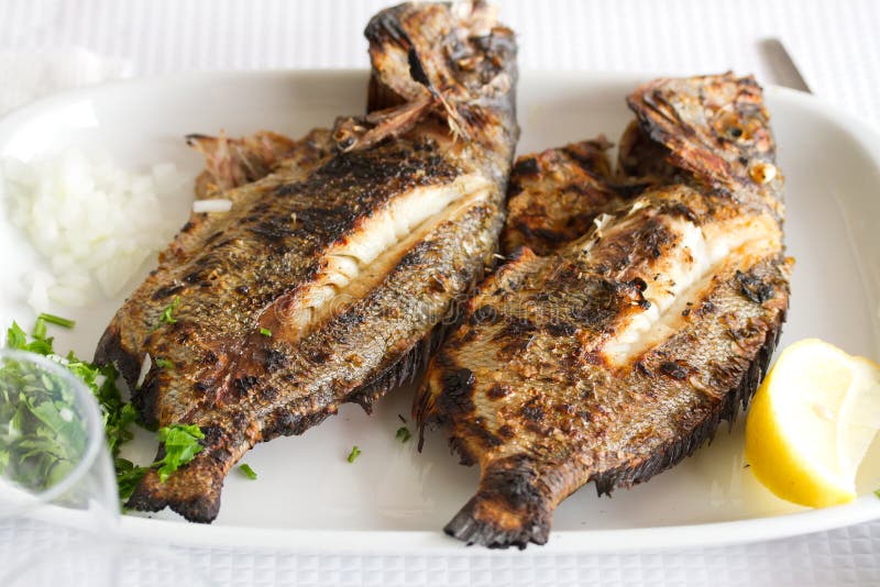 Gegrillter Fisch Mit Reis Und Salat Stockfoto - Bild von glas, nahrung ...