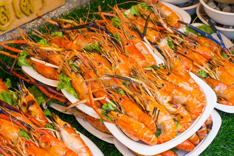 Gegrillte Garnele und Brand mit Meeresfrüchtesoßen, thailändisches Lebensmittel lizenzfreies stockfoto Gegrillte Garnele und Brand mit Meeresfrüchtesoßen, thailändisches Lebensmittel lizenzfreies stockfoto