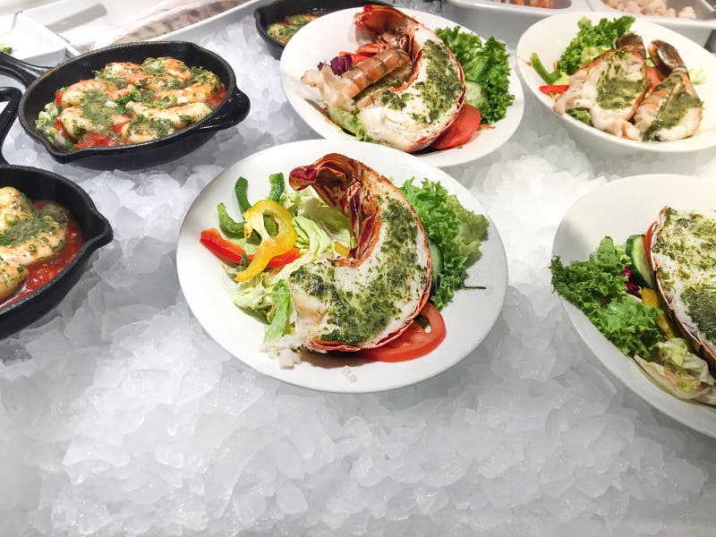 Gegrillte Hummer, gedämpfte Garnelen und Garnelen mit Pesto pökeln und Gemüse lizenzfreies stockfoto Gegrillte Hummer, gedämpfte Garnelen und Garnelen mit Pesto pökeln und Gemüse lizenzfreies stockfoto