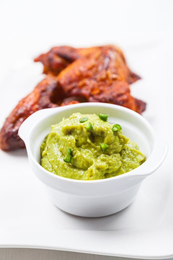 Gegrillte Hühnerflügel mit Guacamolen stockfotos Gegrillte Hühnerflügel mit Guacamolen stockfotos