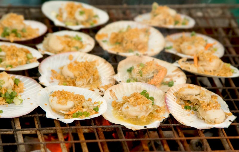 Gegrillte Kamm-Muscheln überstiegen Mit Butter Stockbild - Bild von ...