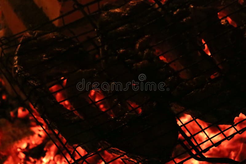 Gegrillte Lachssteaks auf einem Grill Feuerflammengrill Restaurant- und Gartenküche stockbild Gegrillte Lachssteaks auf einem Grill Feuerflammengrill Restaurant- und Gartenküche stockbild