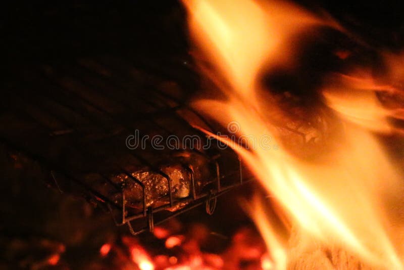 Gegrillte Lachssteaks auf einem Grill Feuerflammengrill Restaurant- und Gartenküche stockfotos Gegrillte Lachssteaks auf einem Grill Feuerflammengrill Restaurant- und Gartenküche stockfotos