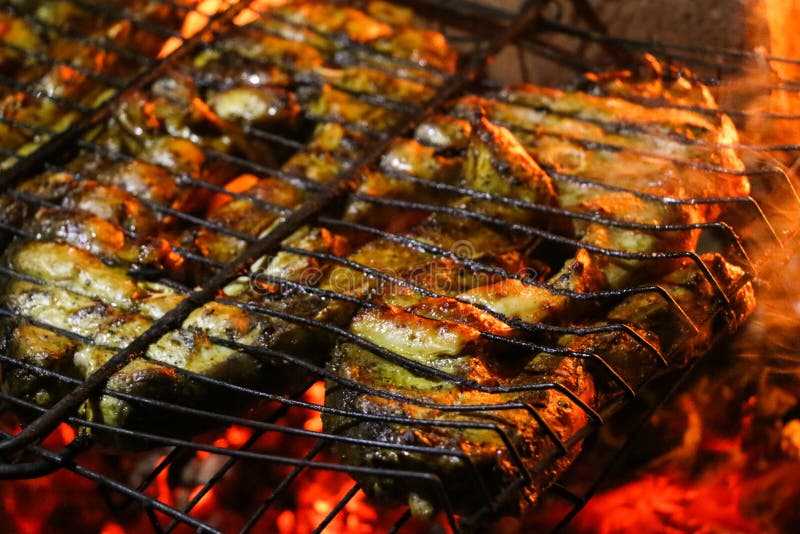 Gegrillte Lachssteaks auf einem Grill Feuerflammengrill Restaurant- und Gartenküche stockbilder Gegrillte Lachssteaks auf einem Grill Feuerflammengrill Restaurant- und Gartenküche stockbilder