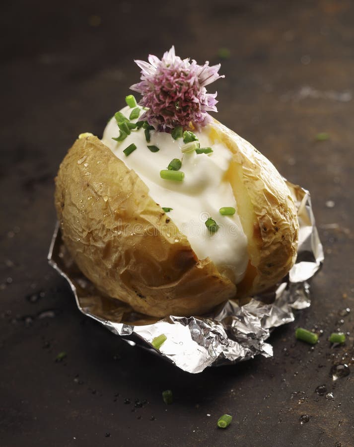 Gegrillte Ofenkartoffel Mit Sauerrahm Stockbild - Bild von gebacken ...